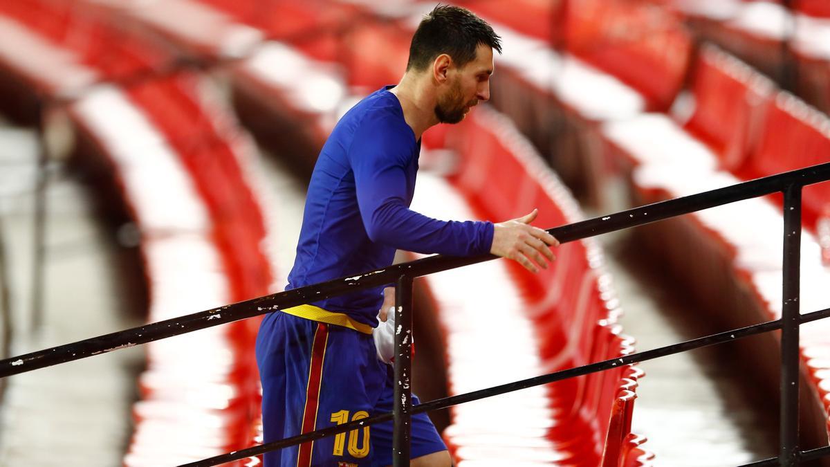 Messi se va del terreno de juego del Sánchez Pijzuán por la grada.