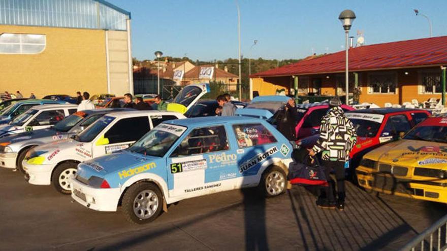 Los coches participantes en el rally