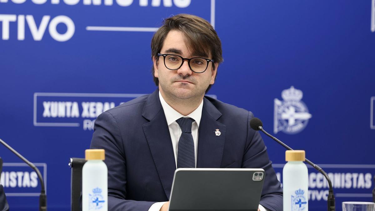 El consejero delegado del RC Deportivo, Massimo Benassi, en una rueda de prensa con el conjunto gallego.