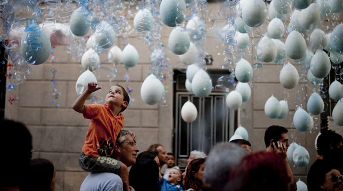 Els carrers de Gràcia es vesteixen per a la festa