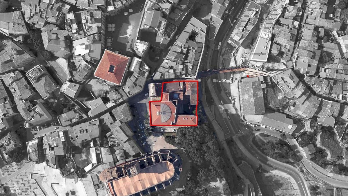 Situació del futur equipament (perimetrat en vermell), amb la Seu, a sota, i l’Ajuntament a dalt, l’esquerra