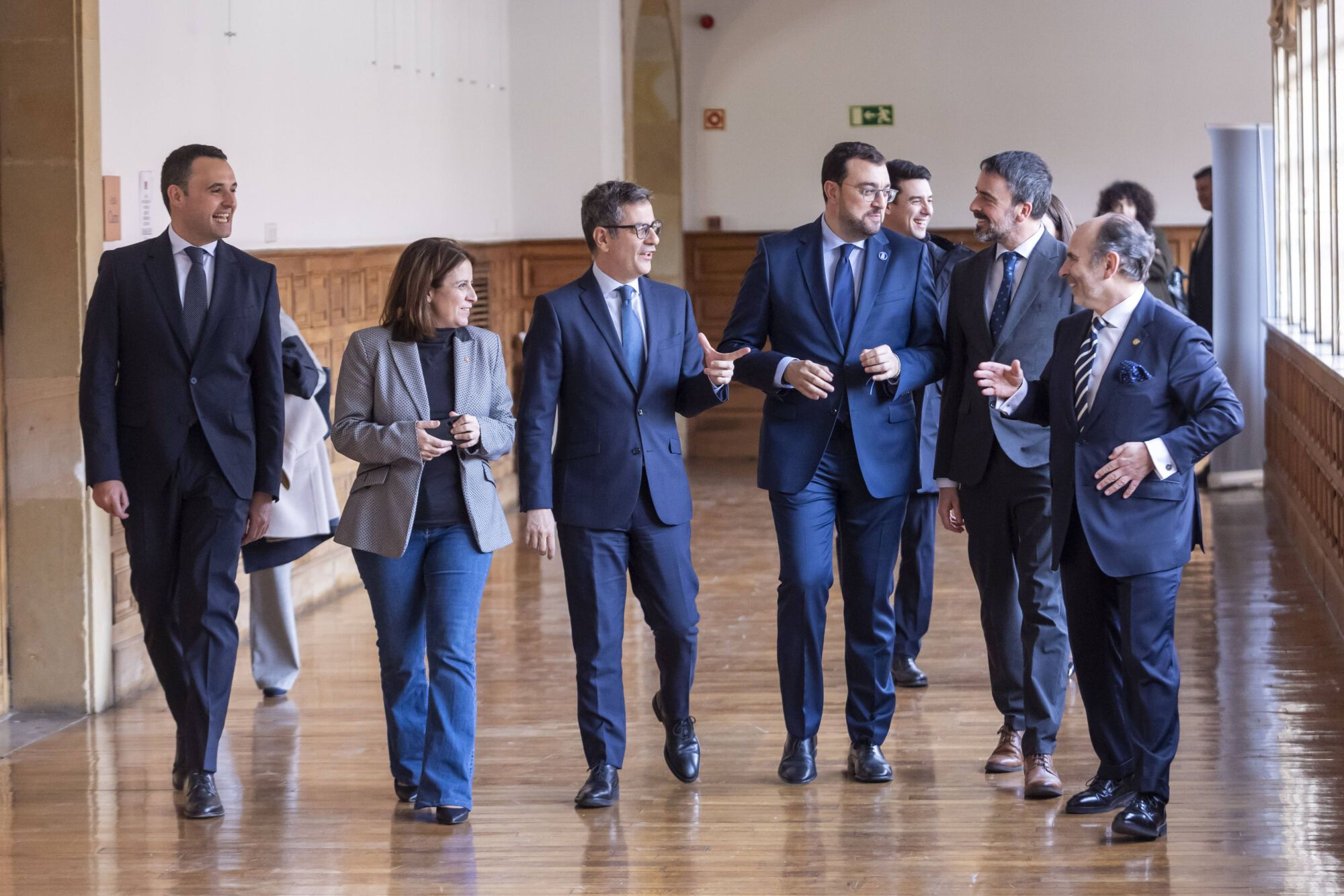EN IMÁGENES: El ministro Félix Bolaños condecora a ocho funcionarios asturianos