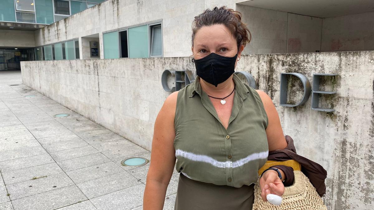 Eva Domínguez, a las puertas del centro de salud Mieres Sur. | Vivas