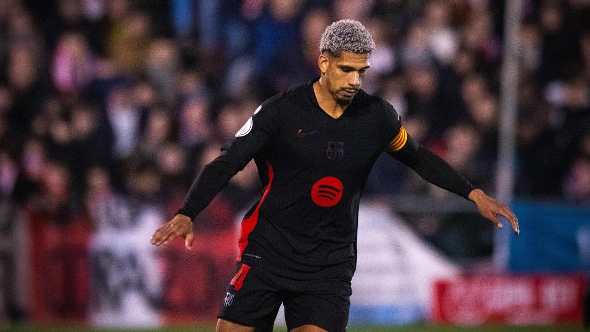 Araujo, que reaparecía con el Barça ya que no jugaba desde mayo, en el duelo copero con el Barbastro.
