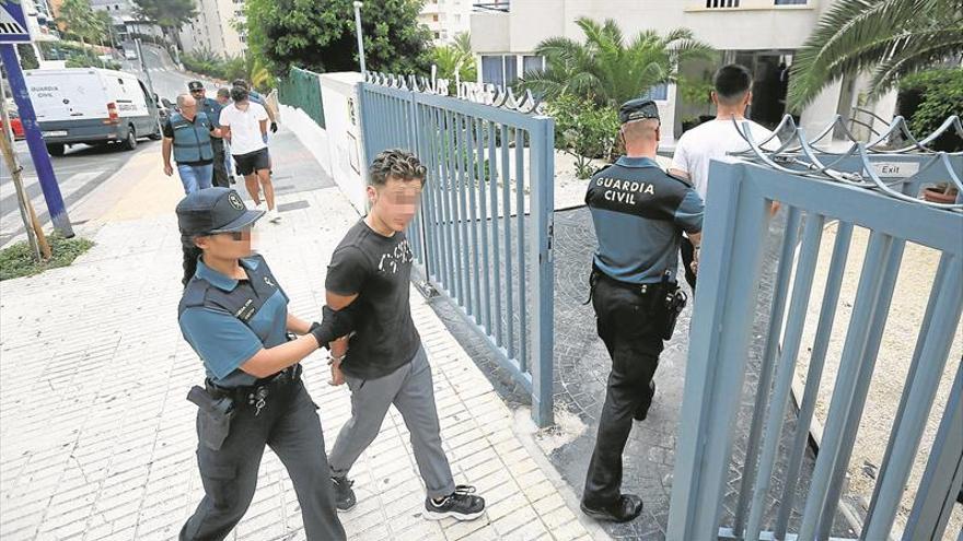 Cinco detenidos por violar en grupo a una chica en Benidorm