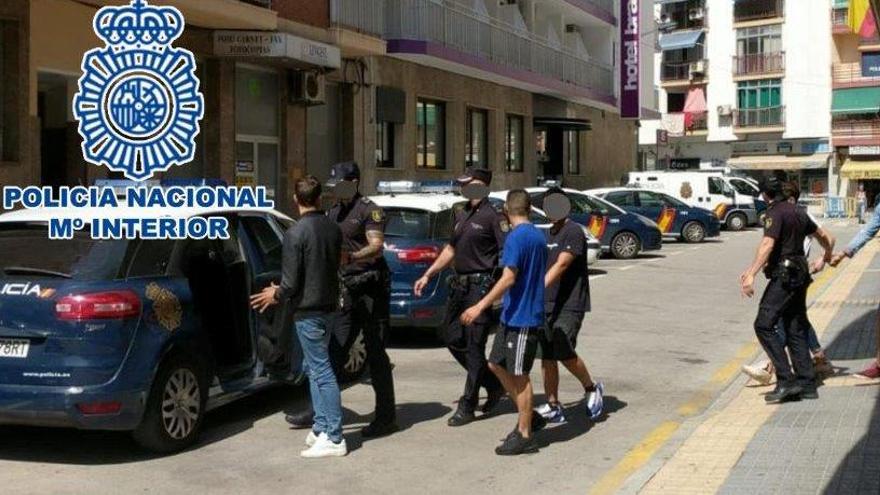 Desarticulada en Benidorm una red que robaba a los turistas en distintas playas de la provincia