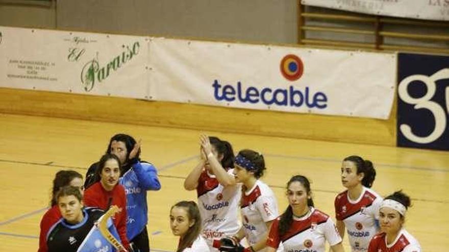 Las jugadoras del Telecable Gijón aplauden a sus aficionados al término de un partido.