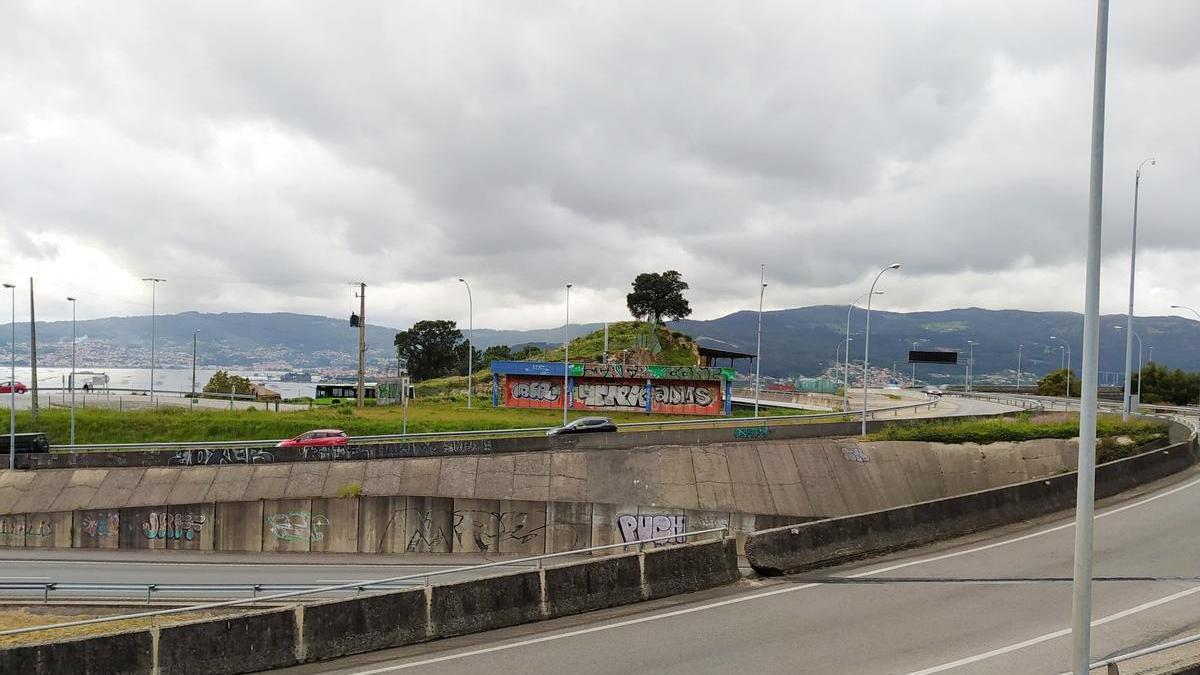 Caseta de la AP-9 frente al castro Torres de Padín.