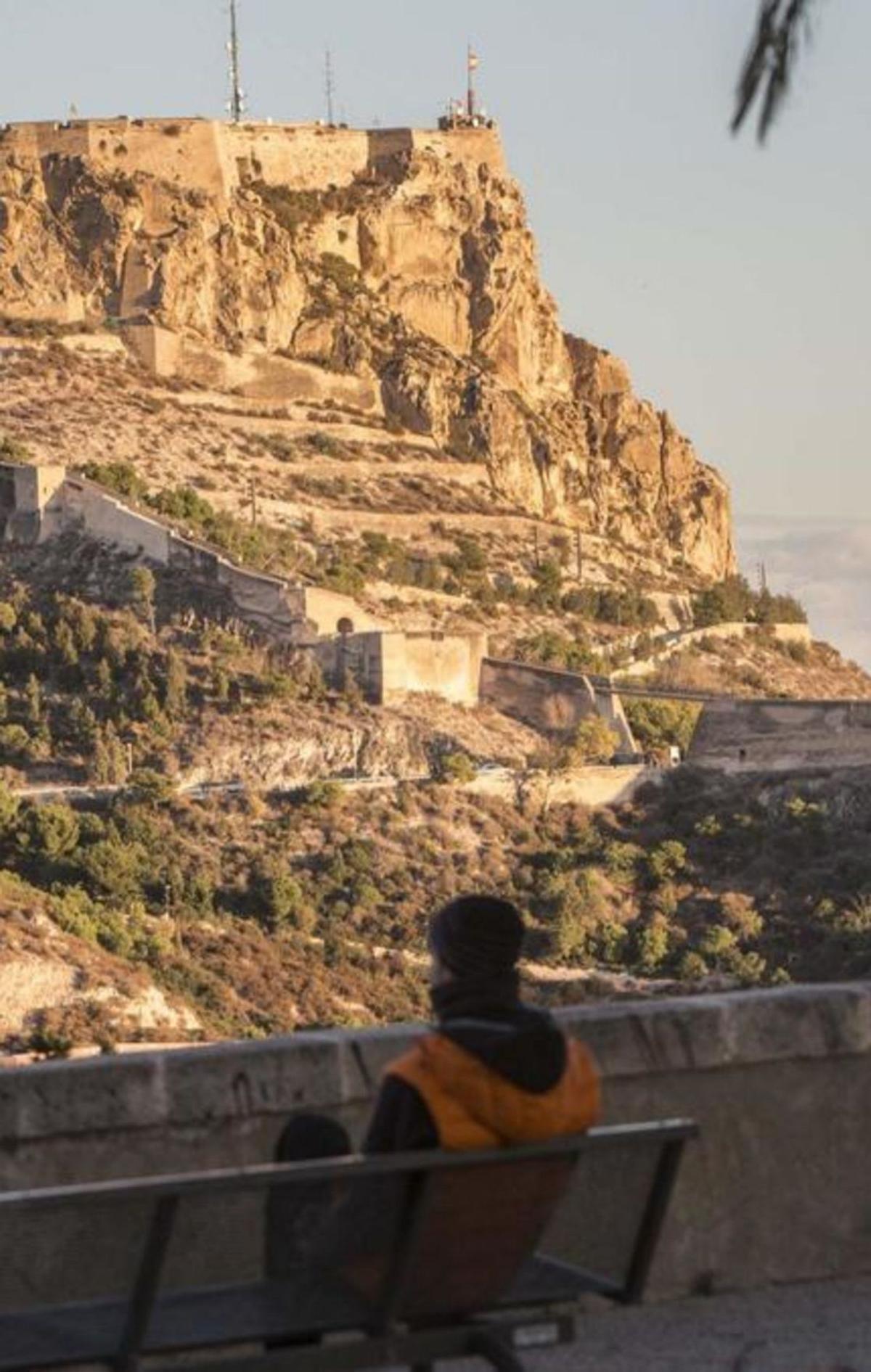 Algunos proyectos pendientes para este 2026 son la peatonalización de la calle San Vicente y de la plaza del Ayuntamiento. | FOTOS DE ALEX DOMÍNGUEZ Y HÉCTOR FUENTES.