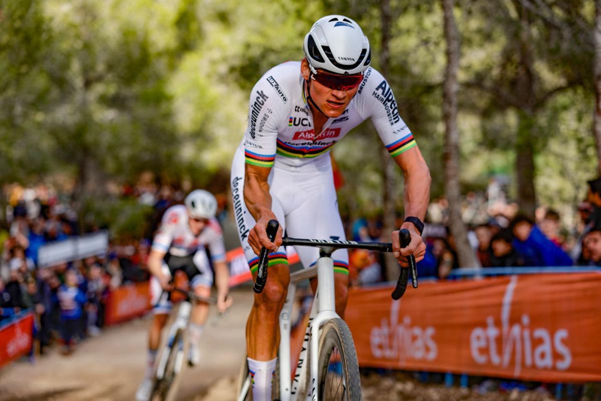 Mathieu Van der Poel fue el ganador de la Copa del Mundo de Ciclocross UCI - Benidorm Costa Blanca 2023 en categoría Élite masculina.