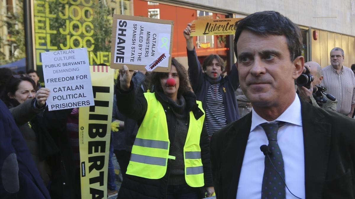 Manuel Valls en la Plaça Salvador Seguí del barrio del Raval.