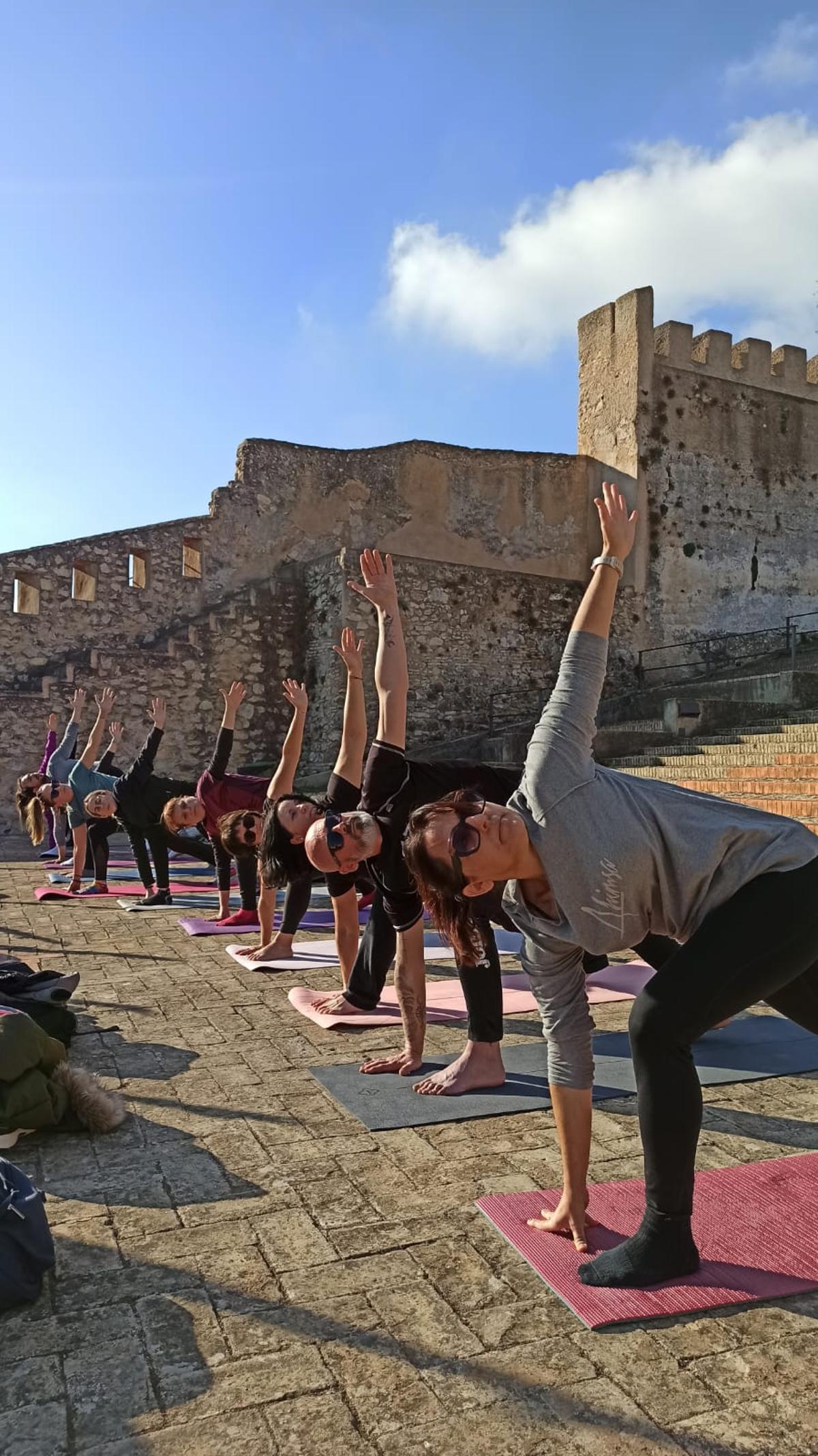 Participantes en una sesión anterior de yoga en el Castillo de Xàtiva.