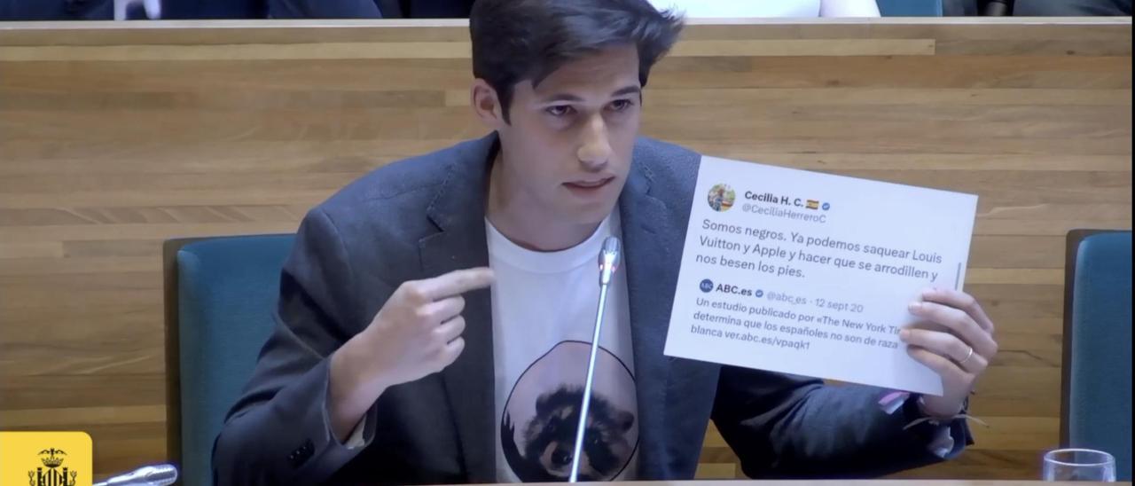 El socialista Borja Sanjuán expone uno de los polémicos tuits de Cecilia Herrero