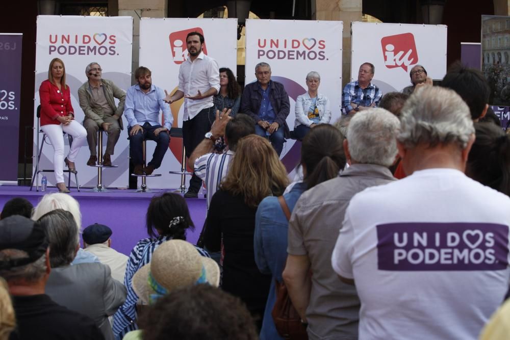 Alberto Garzón en un mitin de Unidos Podemos en la Plaza Mayor de Gijón