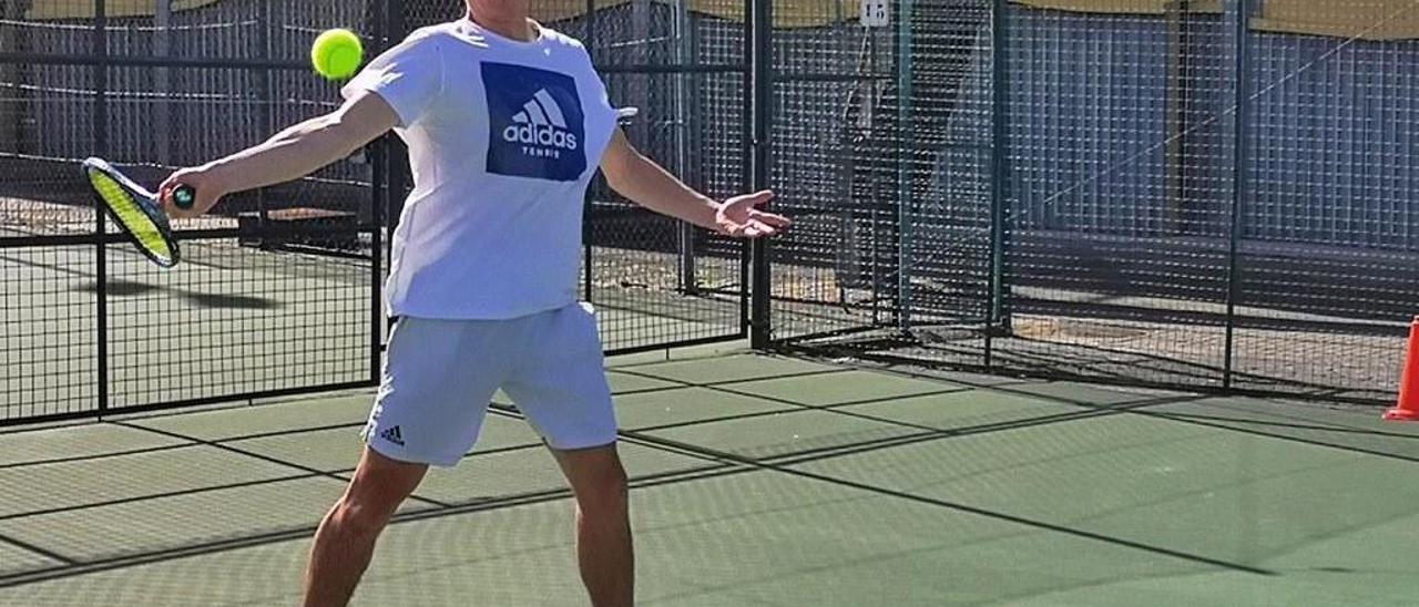 Tomás Currás, en su entrenamiento de ayer en Samil antes de partir hacia el Algarve. // FdV