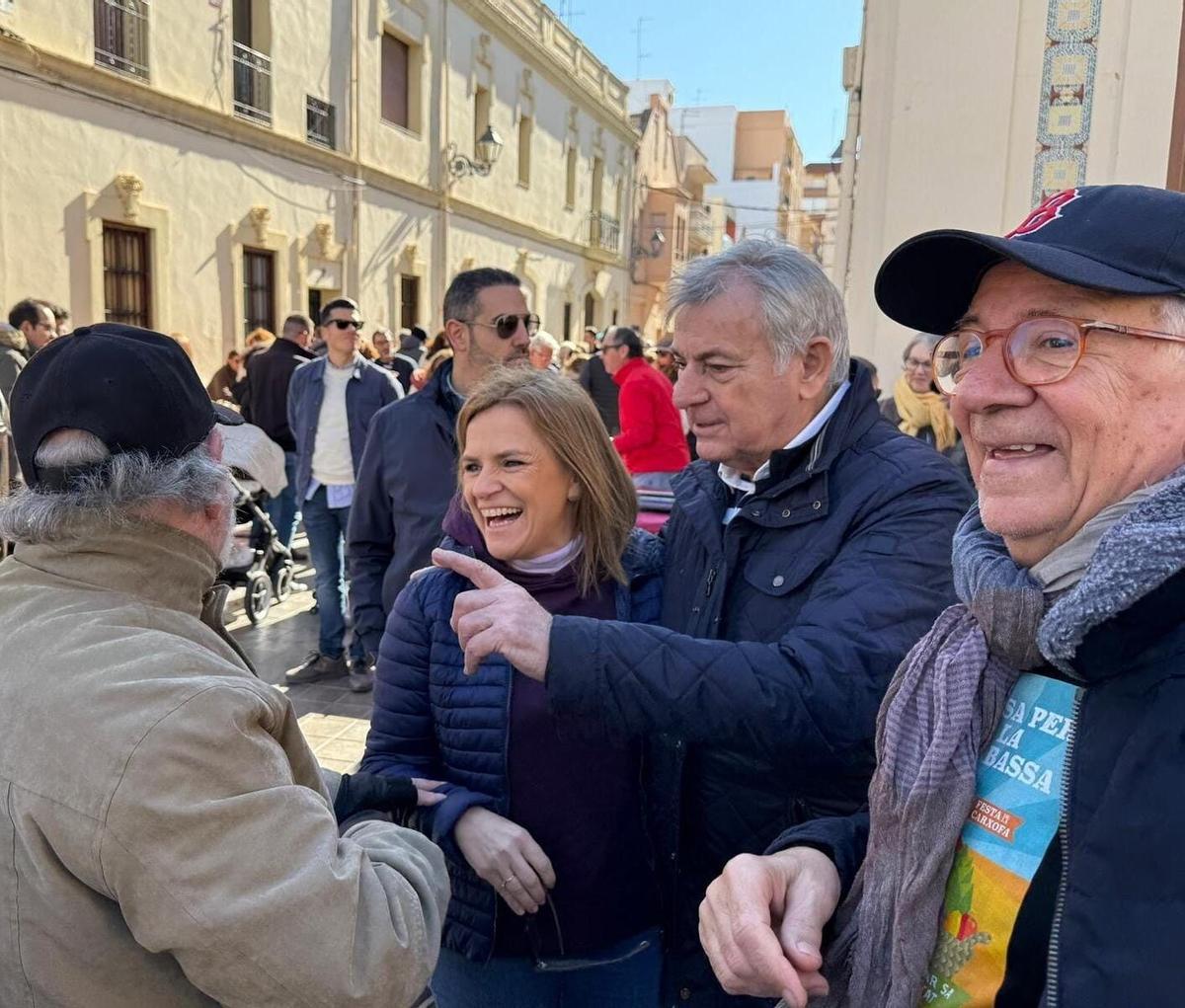 Pilar Bernabé, con vecinos del barrio de Campanar durante una visita, este domingo.