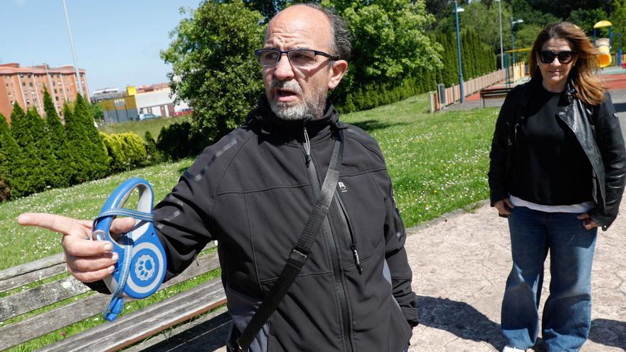Isidoro Julio Muñiz y Marta Santamaría, en una de las zonas verdes de La Grandiella. | MARA VILLAMUZA