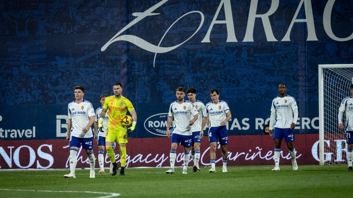 Los jugadores del Real Zaragoza, tras recibir el gol del Córdoba en el último choque
