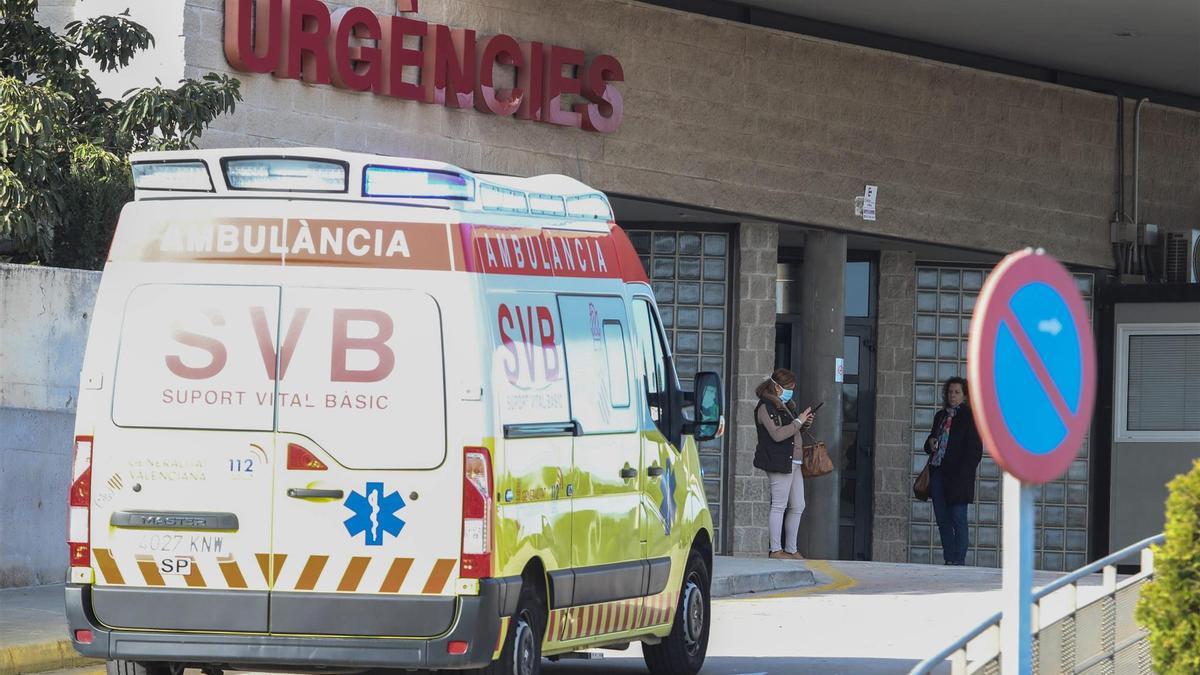 Imagen de una ambulancia accediendo por la entrada del área de urgencias del hospital la Plana de Vila-real.