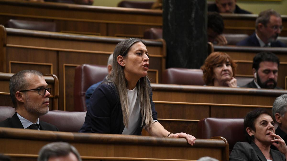 Die Fraktionssprecherin von Junts, Miriam Nogueras, während der Parlamentsdebatte.