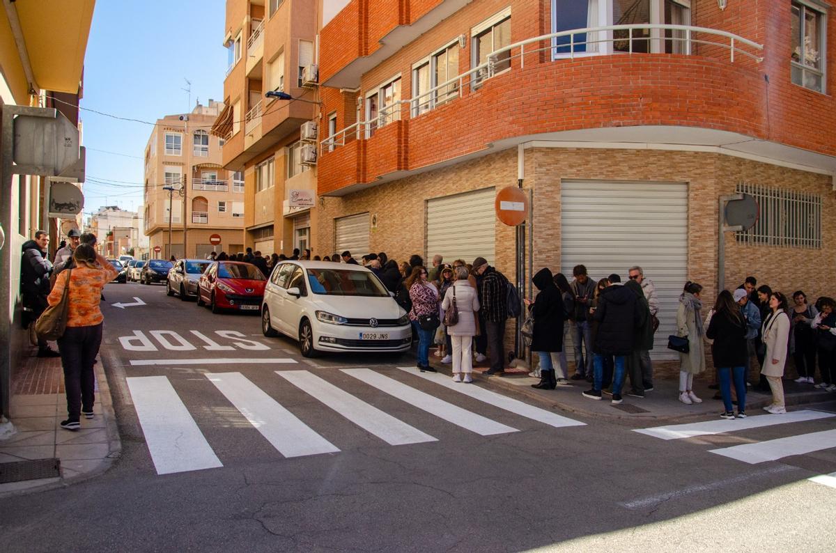 Largas colas en Santa Pola que han dado vida a la villa marinera en plena temporada baja