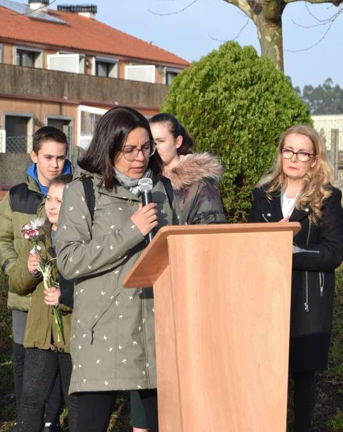 O colexio de Beluso e o tecido social da parroquia reivindican a Rosalía cun recitado de poemas