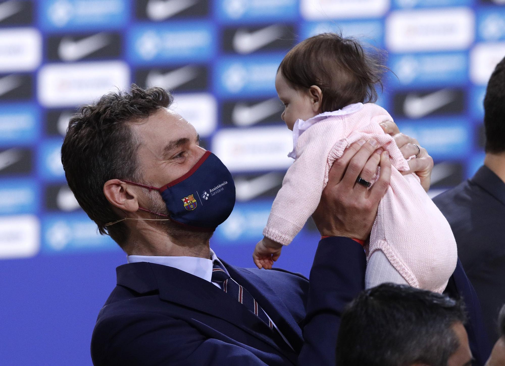 Pau Gasol con su hija en el Palau.