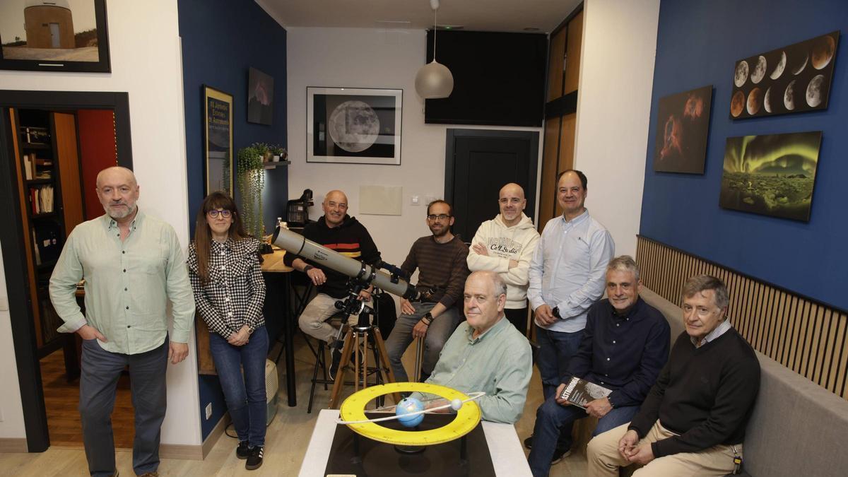 Emoción de otro planeta en la Sociedad Astronómica Asturiana Omega por el eclipse solar total del 12 de agosto.