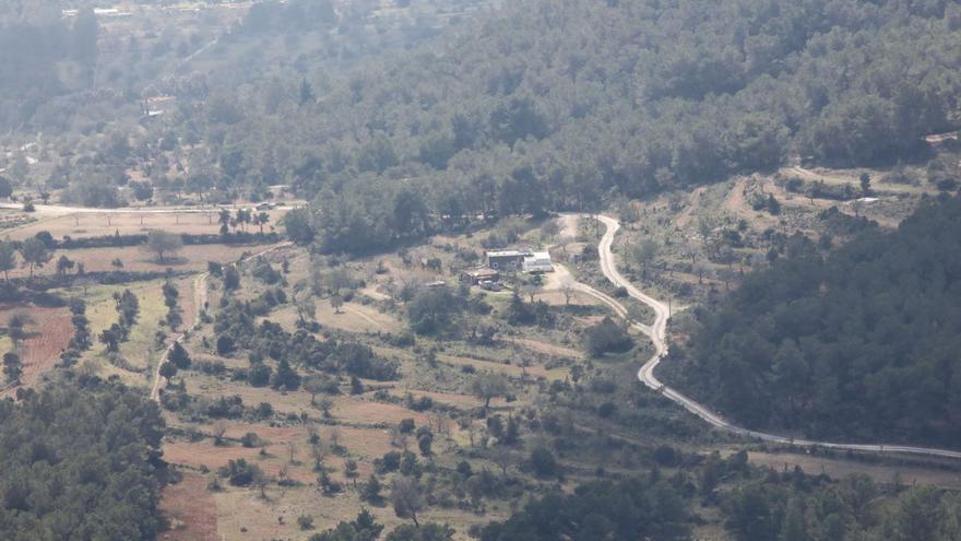 Zona rural del municipio de Sant Josep con diversas viviendas junto a una área boscosa. | J. A. RIERA