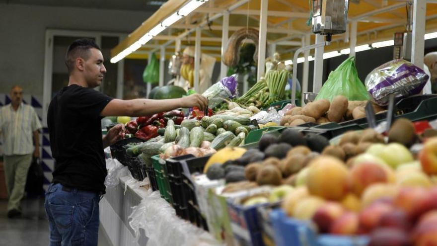 Imagen de la sección de frutas y hortalizas de un supermercado.