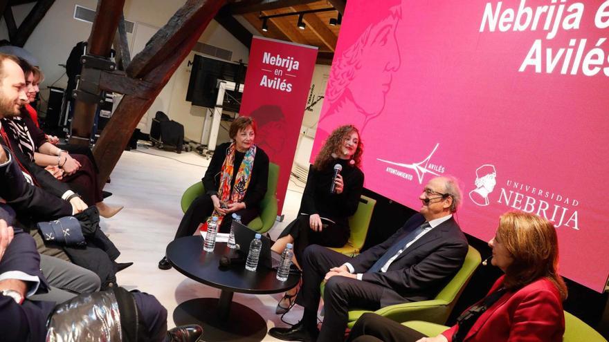 Por la izquierda, Mariví Monteserín, alcaldesa de Avilés; Maria Gil; el rector de la Universidad Nebrija, José Muñiz, y Pilar Alcover, directora del Instituto Nebrija del Español, durante la presentación de su proyecto para Avilés en el Espacio Maqua. | MARA VILLAMUZA