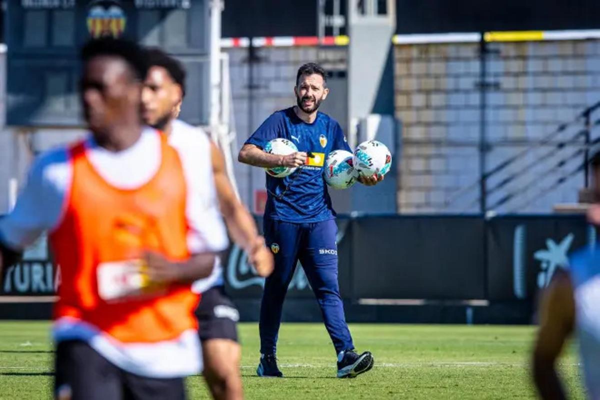 Carlos Corberán, entrenador del Valencia CF, iniciará su segunda pretemporada con el equipo