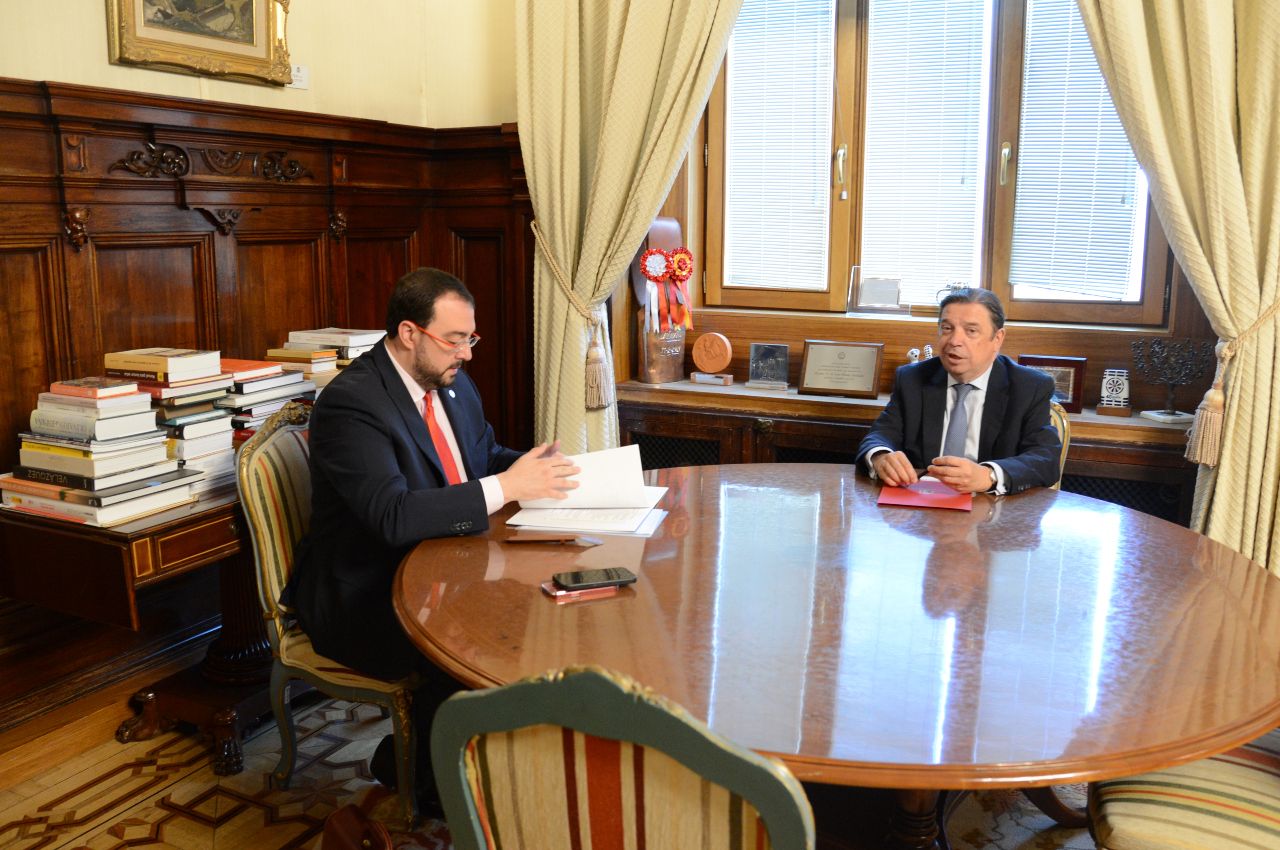 Reunión de Adrián Barbón con el el ministro de Agricultura, Pesca y Alimentación, Luis Planas