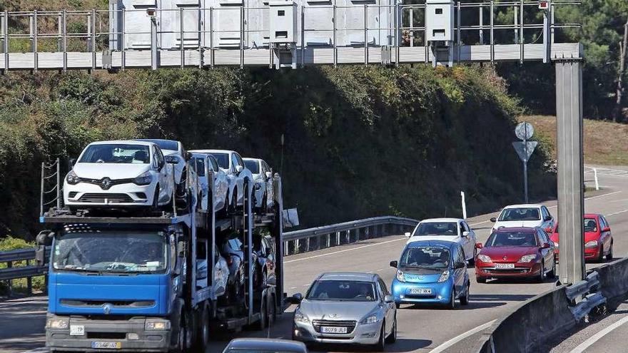 Pórtico con radares en la autovía A-55, entre Vigo y Porriño. // M. G. Brea