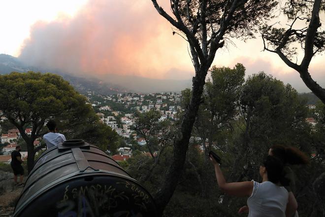 Decenas de miles de evacuados por un gran incendio que llega a las puertas de Atenas