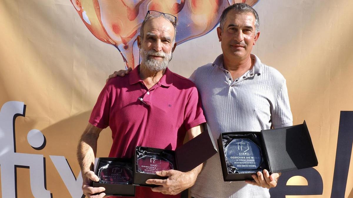 Los apicultores Pepe Briz y Salvador Díez.