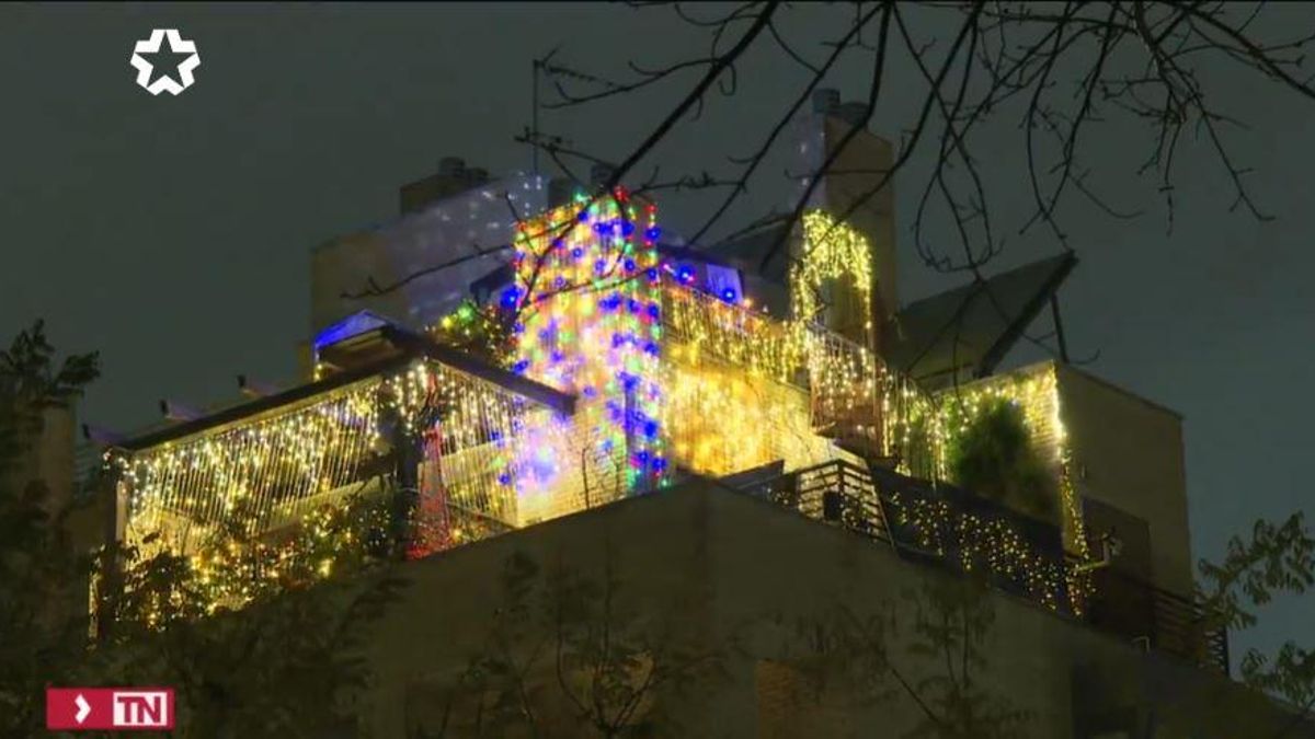 La casa de Carabanchel repleta de luces navideñas grabada por las cámaras de Telemadrid