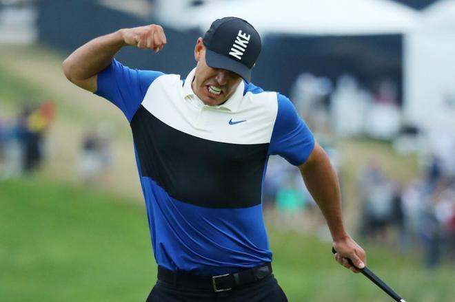 Brooks Koepka celebra en el hoyo 18 su victoria durante la ronda final del  PGA Championship 2019 en el Bethpage Black course en Farmingdale, New York.