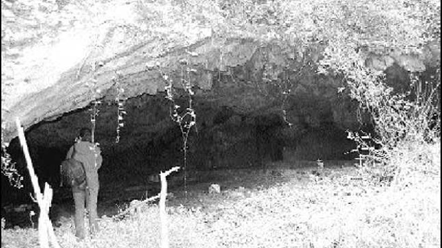 Un visitante en la cueva de La Herrería.