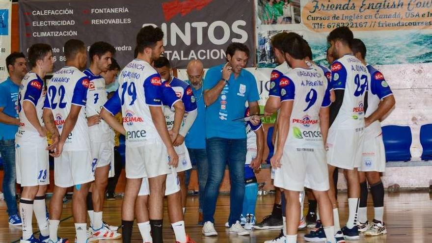 Jabato dando instrucciones a sus jugadores en el partido contra el Barça B. // Rafa Vázquez