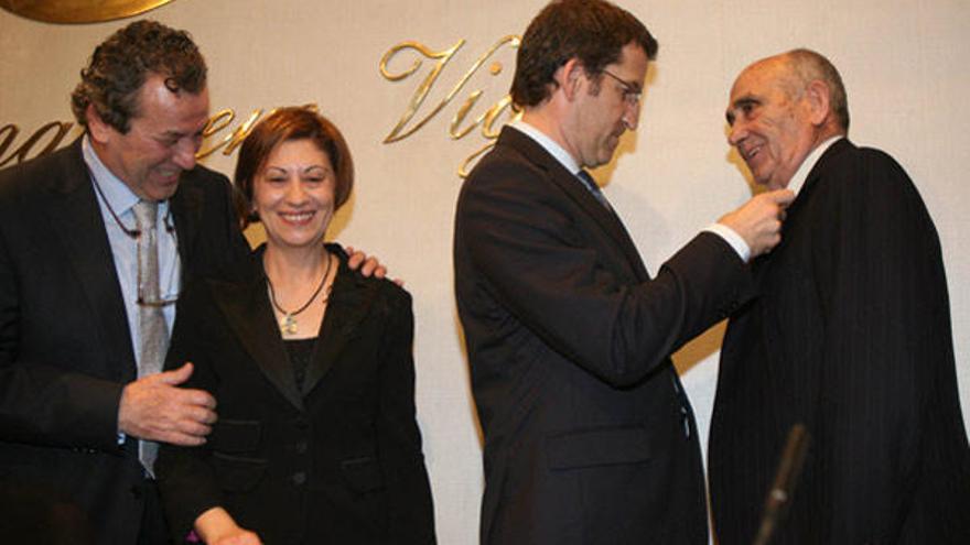 Feijóo impone a José Pereira la medalla en presencia de Elena Espinosa y Jaime Borrás.  // José Lores