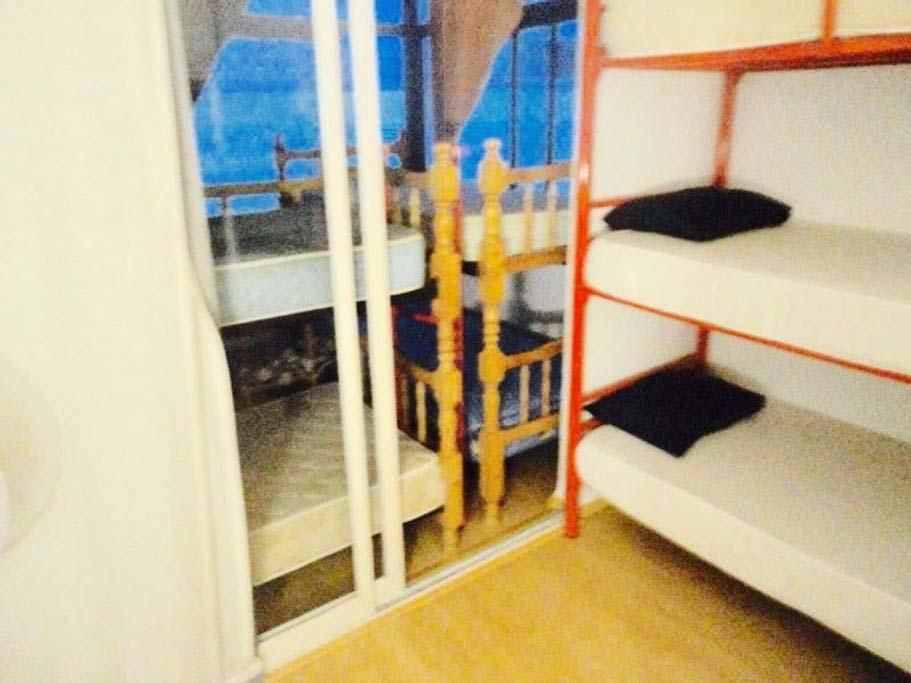 Literas en un balcón de Ibiza a 50 euros la cama por noche