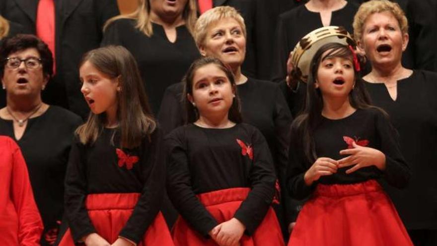 La coral de la Agrupación Musical de O Rosal en su actuación navideña, en Vigo.  //  Faro