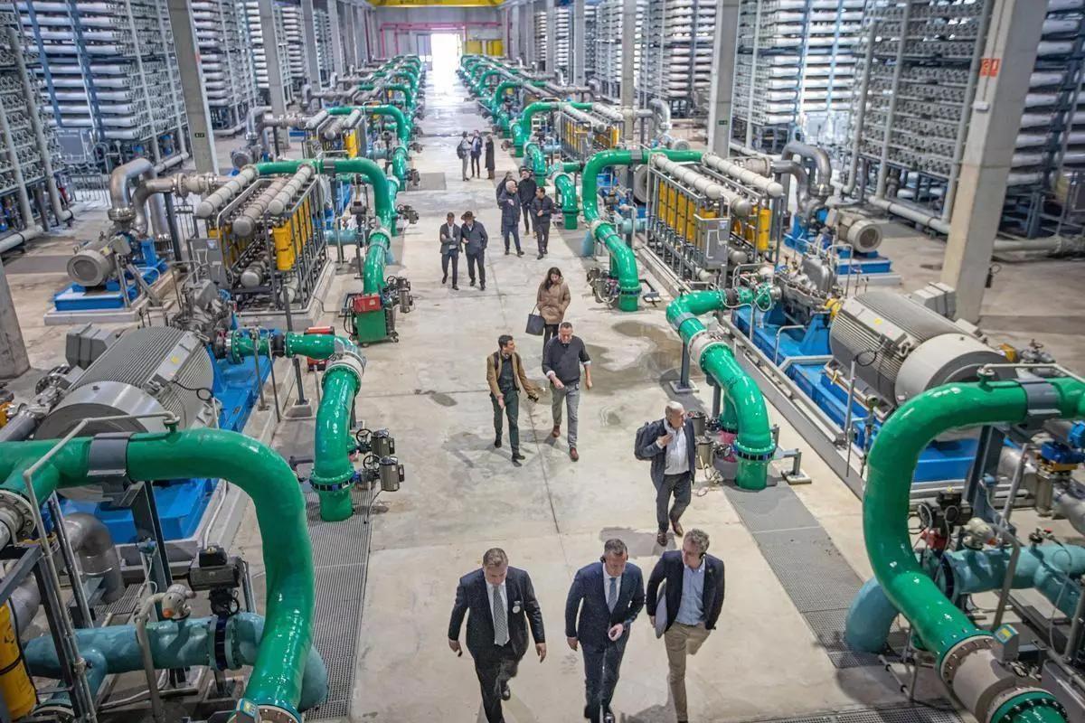 Interior de las instalaciones de la planta desaladora de Torrevieja, con un grupo de visitantes, en una imagen de archivo