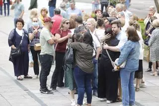 EN IMÁGENES: Así fue la despedida y el homenaje de amigos y clientes del Cafetón en Avilés a sus dueños, muertos en León