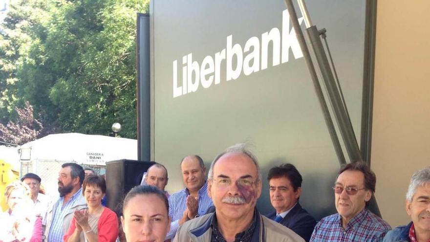 El director de Ganadería, Ibo Álvarez, entrega un trofeo en la Pola.