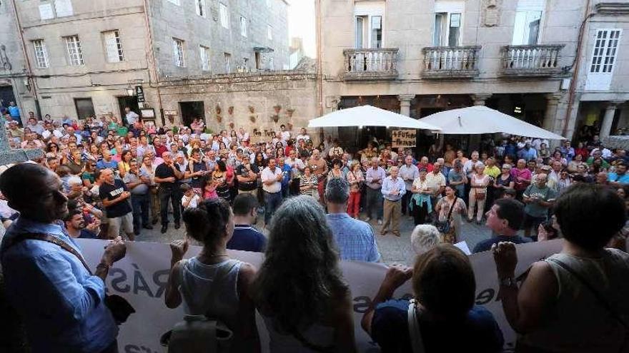 El colectivo concentrado en la Plaza do Concello en Tui. // A.Hernández