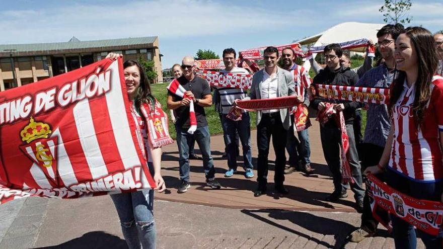 Los estudiantes de la Escuela Politécnica, ayer, con bufandas, camisetas y banderas del Sporting.