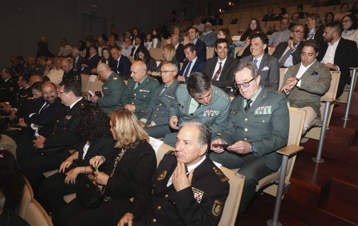 Miembros de las fuerzas de seguridad y público asistente a la gala. | NOÉ PARGA
