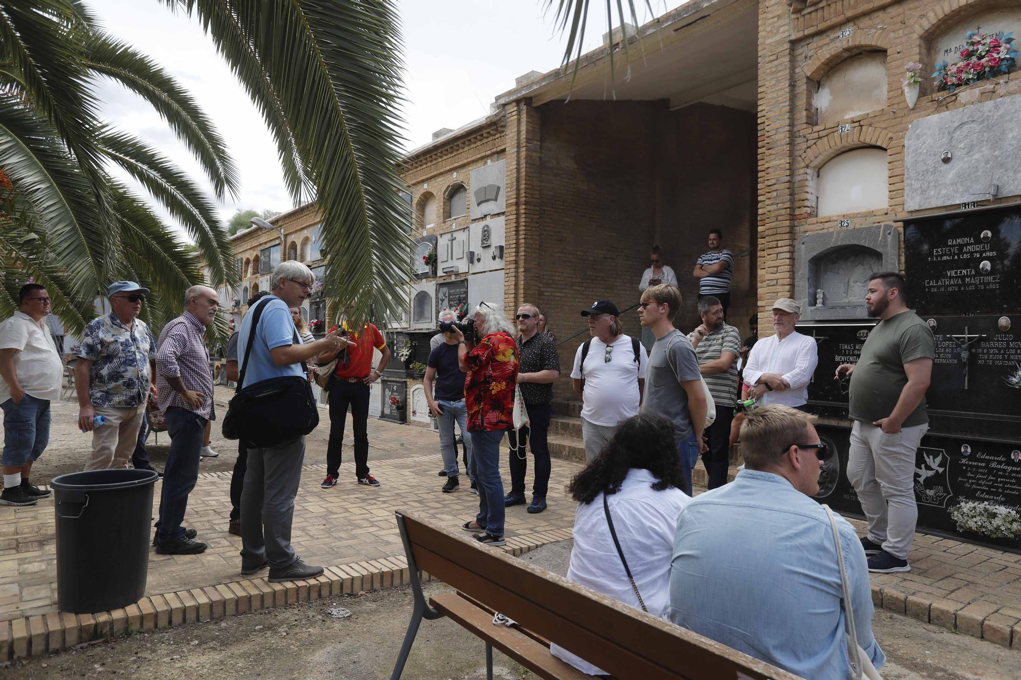 Un grupo de sindicalistas noruegos visitan las fosas de la Guerra Civil en Paterna